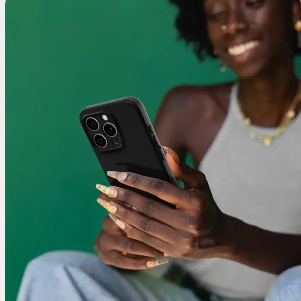 Case Avana Velvet para iPhone 16 Pro Max con Magasafe - Negro Terciopelo