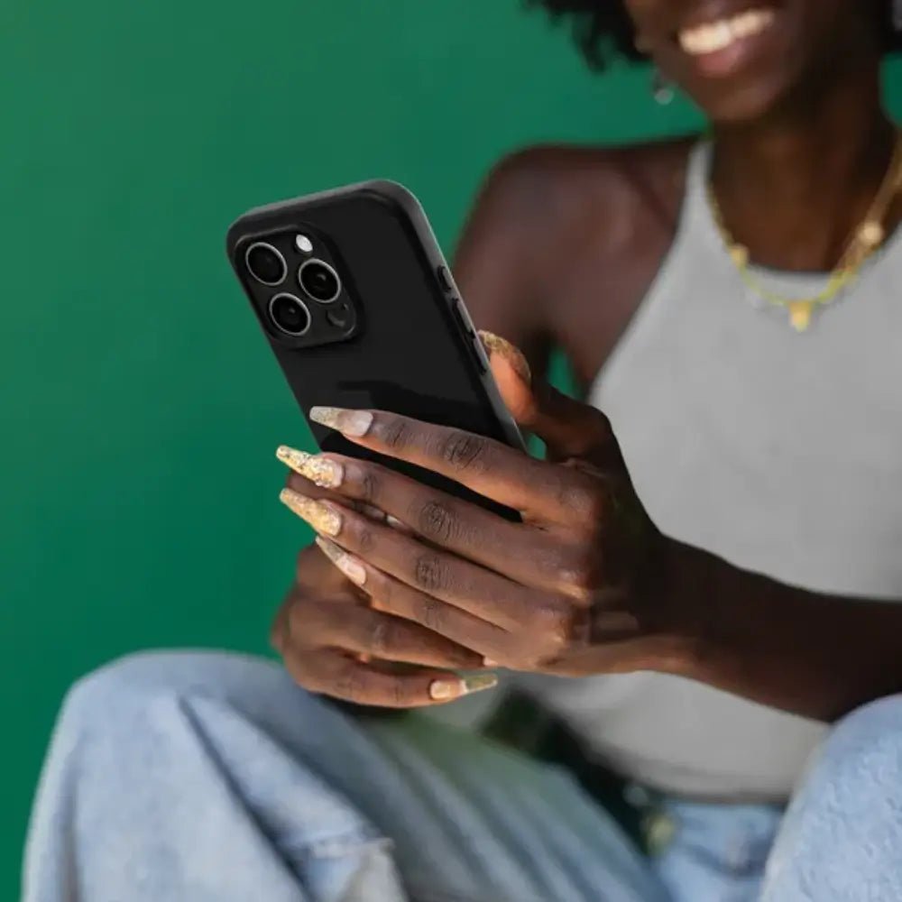 Case Avana Velvet para iPhone 16 Pro con Magasafe - Negro Terciopelo