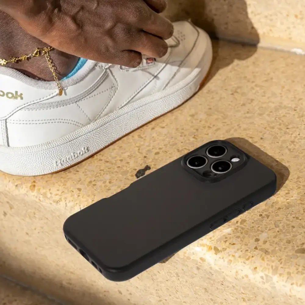 Case Avana Velvet para iPhone 16 Pro con Magasafe - Negro Terciopelo