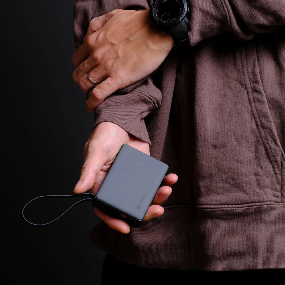 Batería magnética Adam Elements GRAVITY - 10,000mAh 30W con cable USB-C integrado - Gris