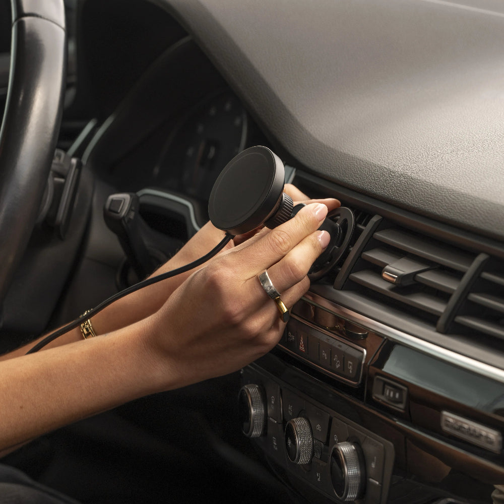 Soporte_Magnetico_con_Carga_Inalambrica_para_Auto_Mophie_Qi2_para_iPhone_con_MagSafe_Negro_Imagen_posicion_9_iShop_Peru
