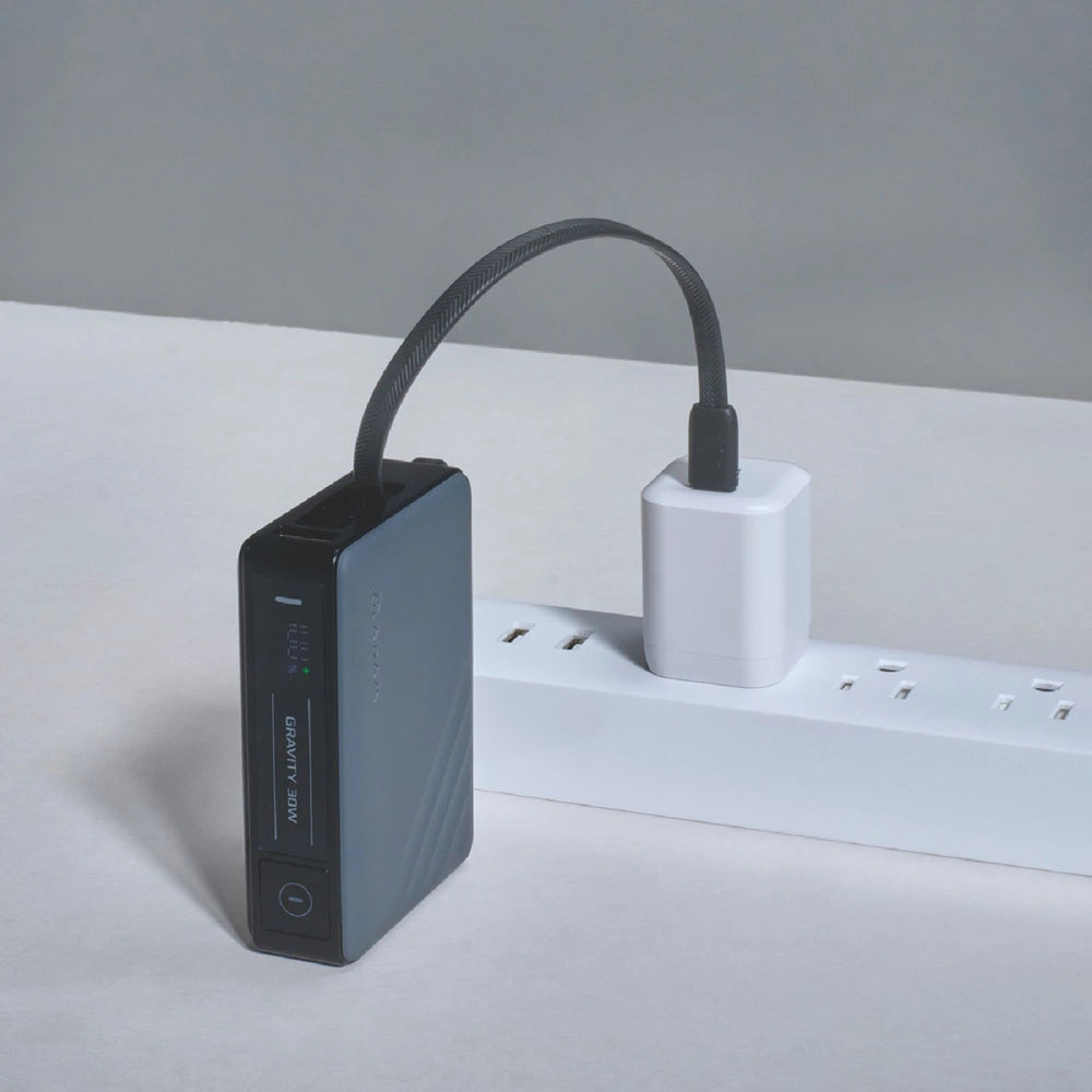 Batería magnética Adam Elements GRAVITY - 10,000mAh 30W con cable USB-C integrado  - Gris