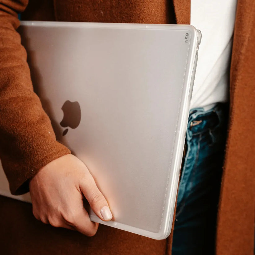 Hardcase_NCO_Shock_para_Macbook_Air_13_6_M2_M3_M4_M5_Transparente_Imagen_posicion_5_iShop_Peru