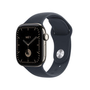 Apple_Watch_Series_12_GPS_Cellular_caja_de_titanio_natural_de_42_mm_correa_deportiva_azul_marino_M_L_Imagen_posicion_1_iShop_Peru
