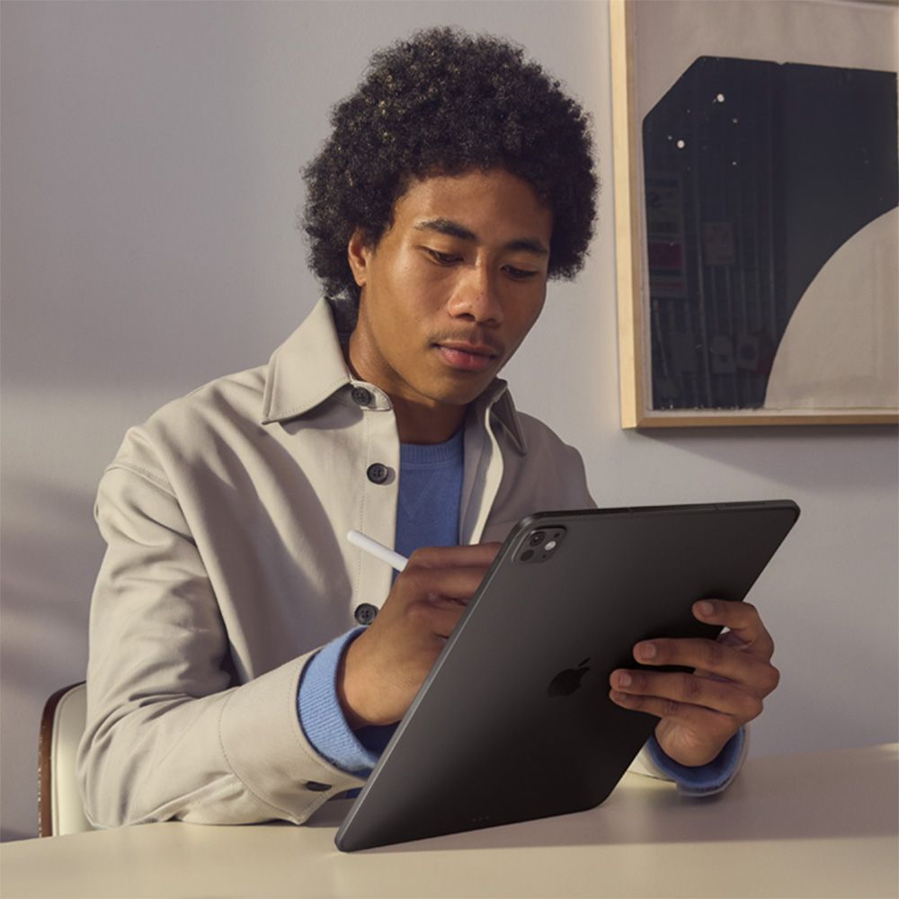 iPad_Pro_13_pulgadas_Wi_Fi_Cellular_2_TB_Vidrio_nanotexturizado_Negro_espacial_(M5)_imagen_posicion_5_iShop_Peru